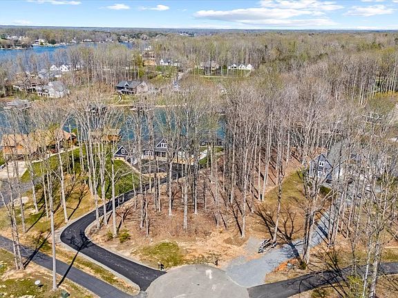 4th image of Deep Creek Cir