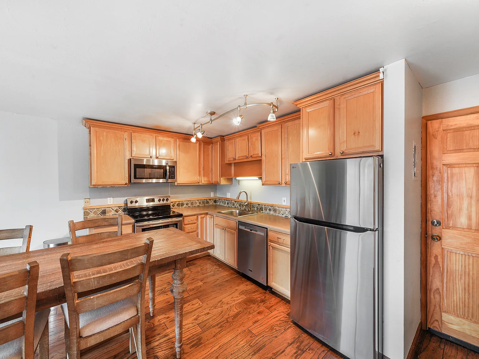 2 bed, 762 sqft, $3,200 — Photo 1