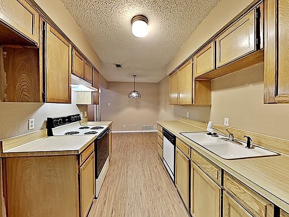 5th image of 838 White Rock St