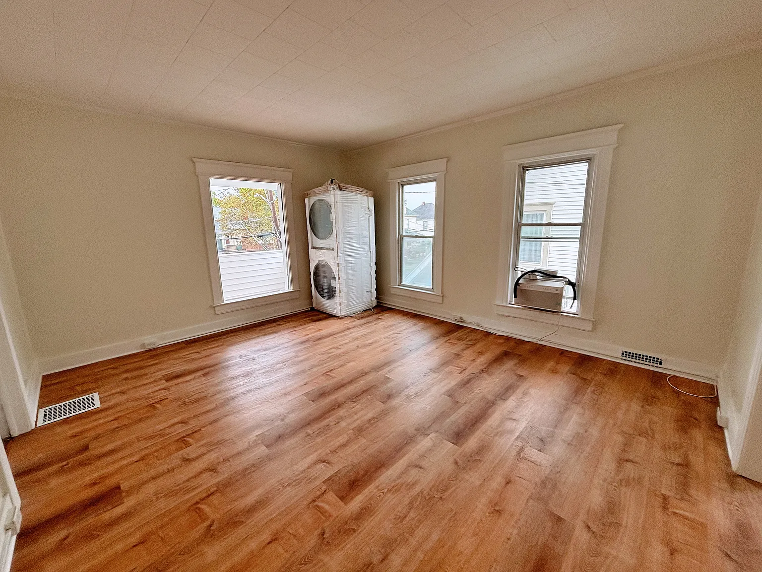 2 bed, 1000 sqft, $1,600 — Photo 3