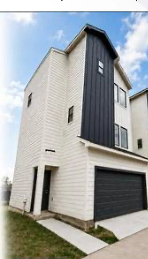 4 bed, $3,356 — Photo 1
