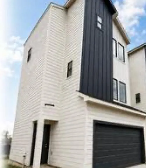 2419 Rosewood Ave — Photo 1