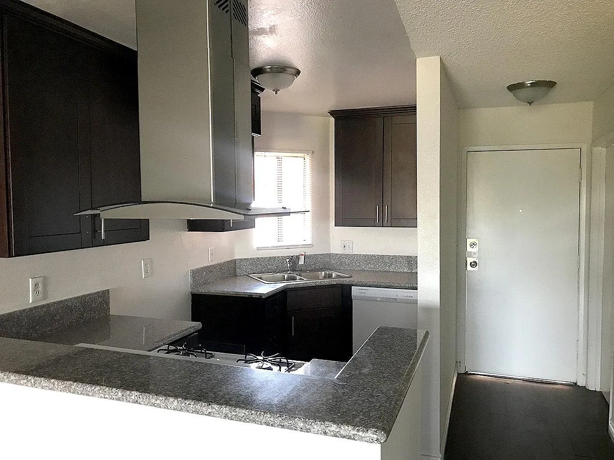 2 bed, 800 sqft, $2,400 — Photo 4