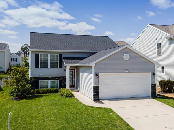 2787 W Fork River Dr, Fowlerville, MI 48836