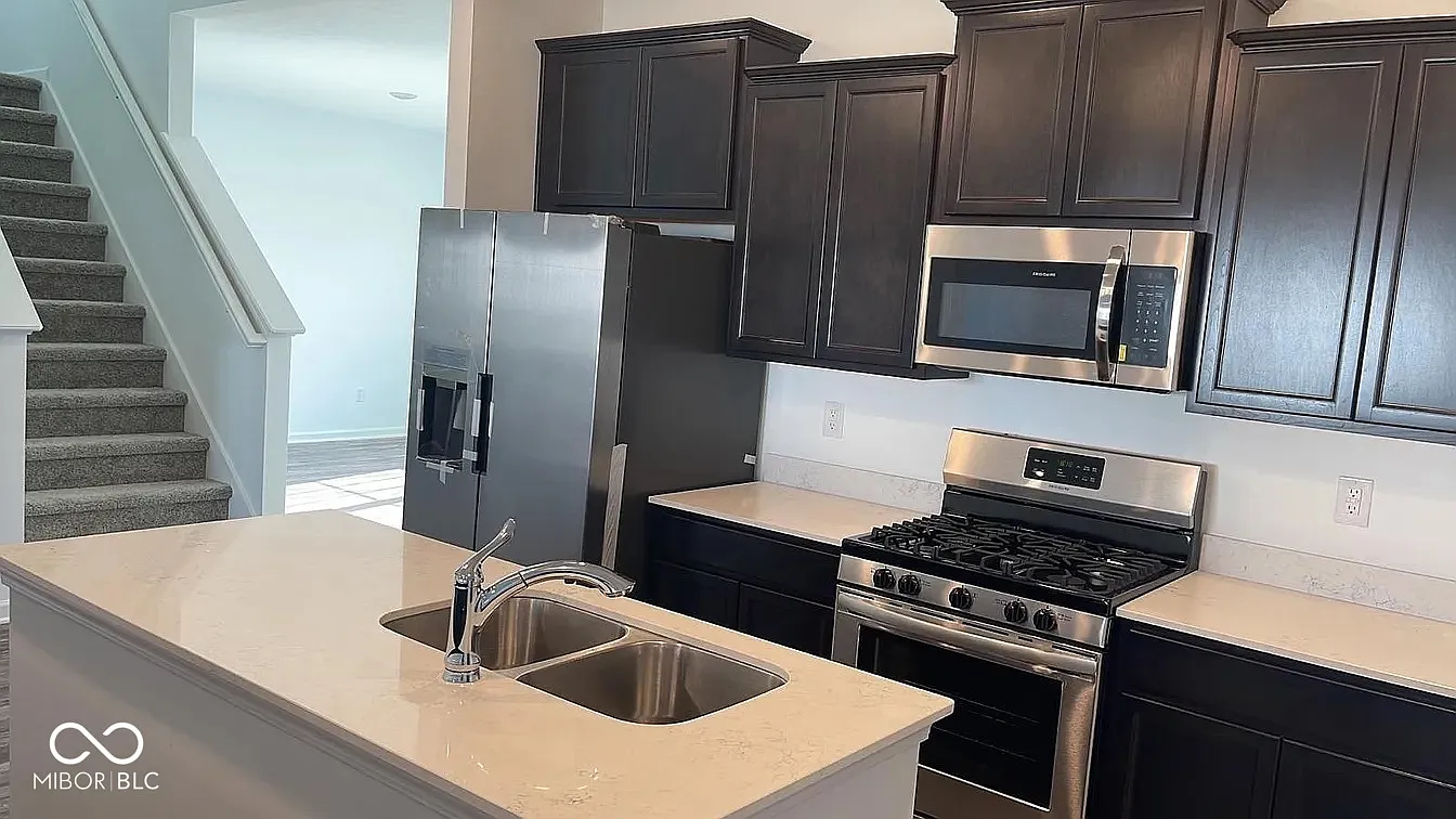 5 bed, 3010 sqft, $2,990 — Photo 3