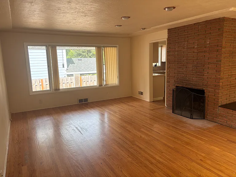 5353 SE Cesar E Chavez Blvd — Photo 2