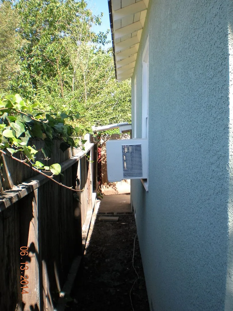 Cozy 1BR 1BA Cottage! Private Gated Entrance! Gardener Included! Pets Ok! — Photo 4