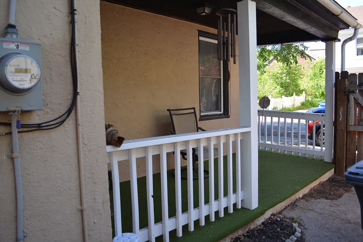 Covered side porch with fenced-in yard - 308 Walnut St
