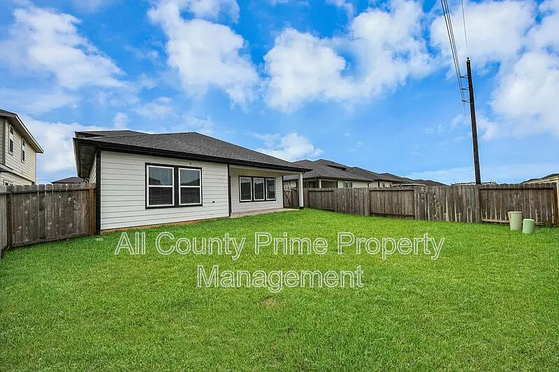 4 bed, 3.0 bath, 2257 sqft, $2,399 — Photo 3