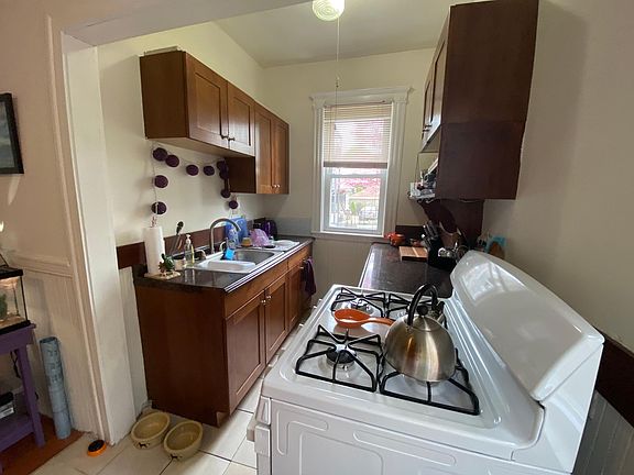 2nd image of 125 Irving St