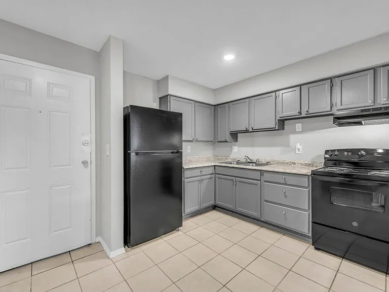 Lakeview Apartments — Photo 4