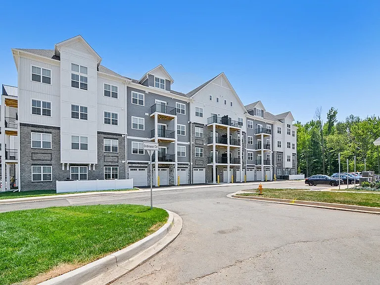 Fieldside Grande Apartments & Townhomes — Photo 27