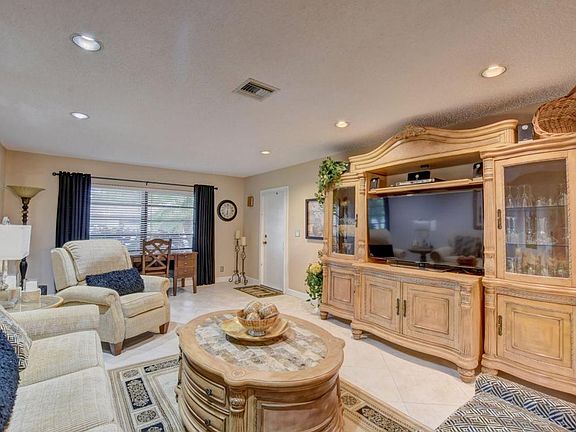 4th image of 10400 Equestrian Dr APT B