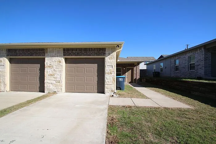 3 bed, 2.0 bath, 1089 sqft, $1,595 — Photo 2