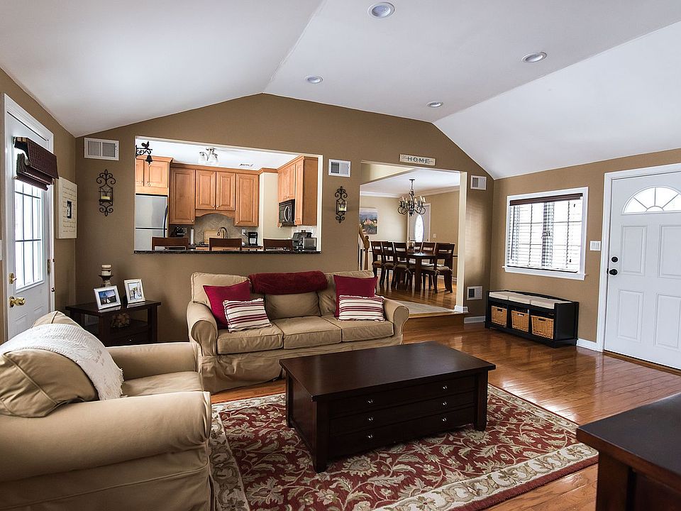 1st image of 40 Leonard Dr