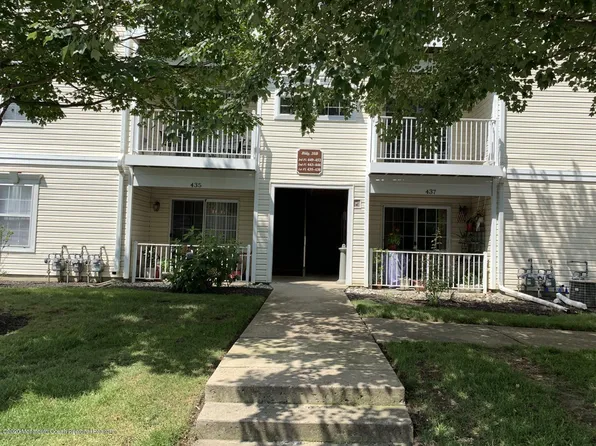538 Saint Andrews Pl, Manalapan, NJ 07726