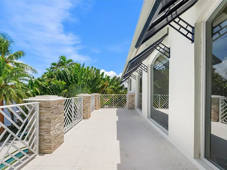 2307 N Riverside Dr — Photo 33