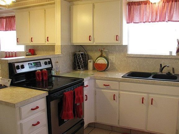4th image of 180 Meadow Pond Ct