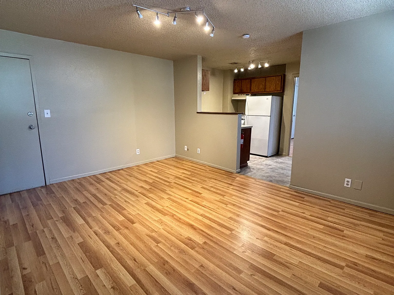 215 W Fairview St — Photo 4