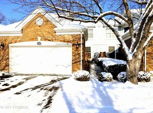 921 Heathrow Ln, Naperville, IL 60540