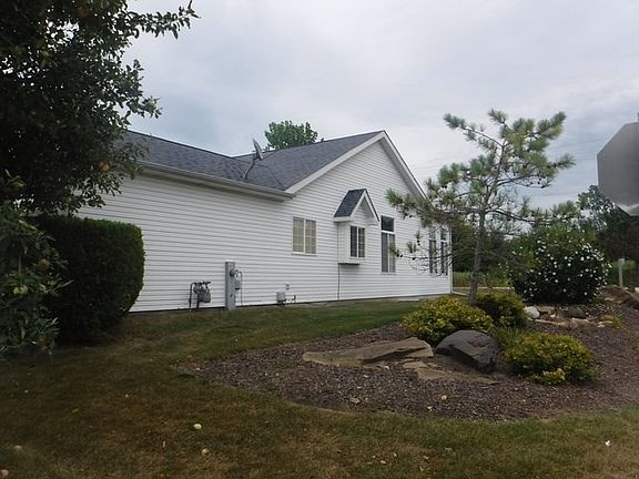 2nd image of 203 N Harbor Lndg