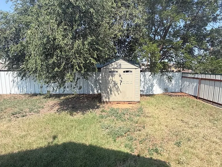 1020 N Oak St — Photo 7