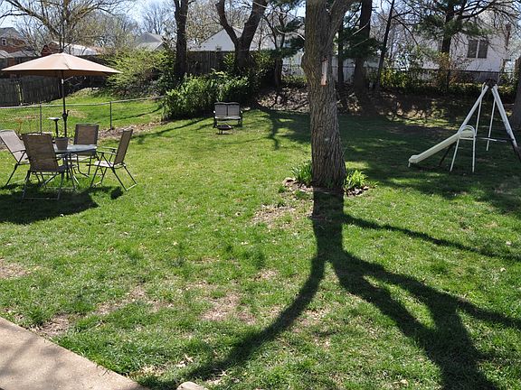 3rd image of 224 Floralea Pl