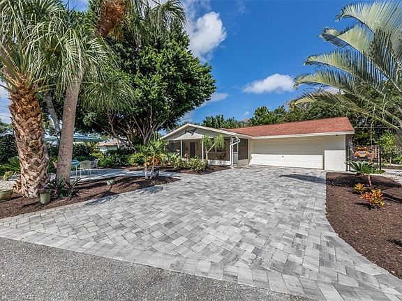 2nd image of 530 Casas Bonitas Ln