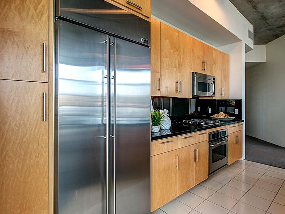 3rd image of 527 10th Ave #3ZERO7