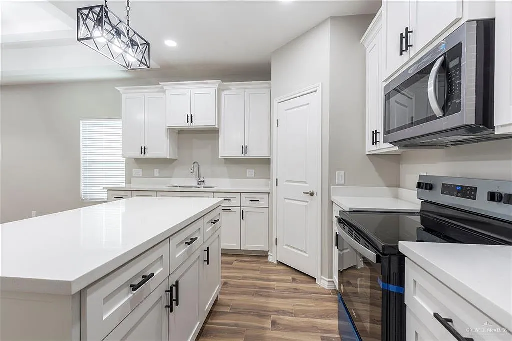 3 bed, 2.0 bath, 18028 sqft, $1,200 — Photo 4