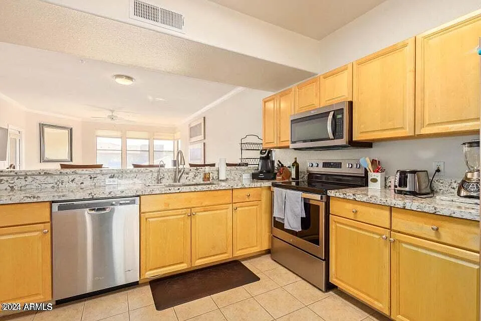 3 bed, 2.0 bath, 1438 sqft, $2,350 — Photo 3