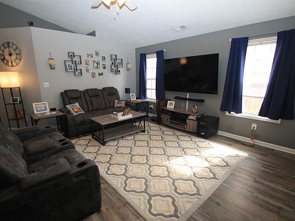 3rd image of 1016 Winding Oak Trl