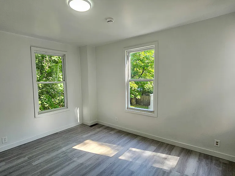 238-01 Newhall St — Photo 5