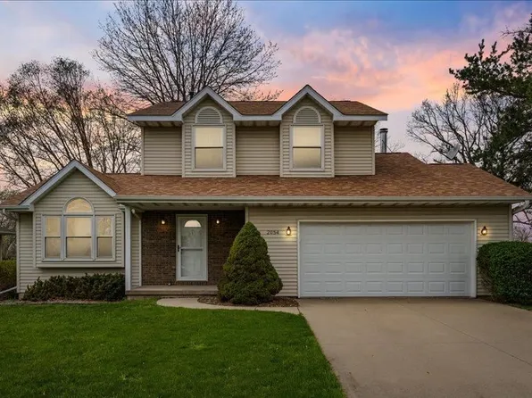 2054 Lynncrest Dr, Coralville, IA 52241