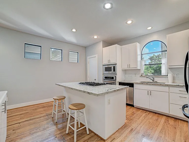 5838 Larkin St — Photo 10