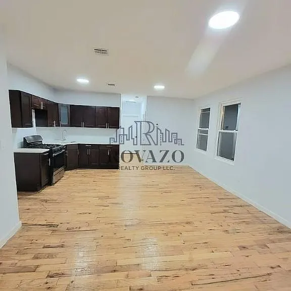378-379 S 20th St #2R — Photo 2