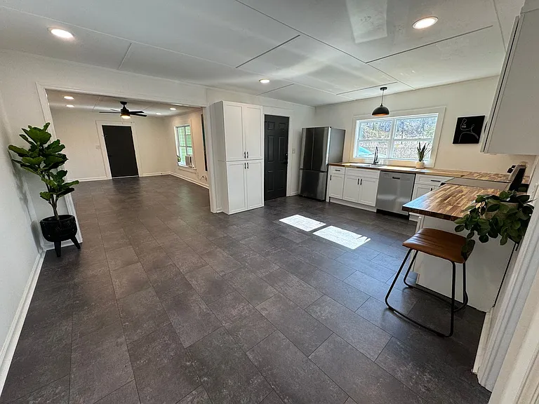 818 Maple Ave SW — Photo 3