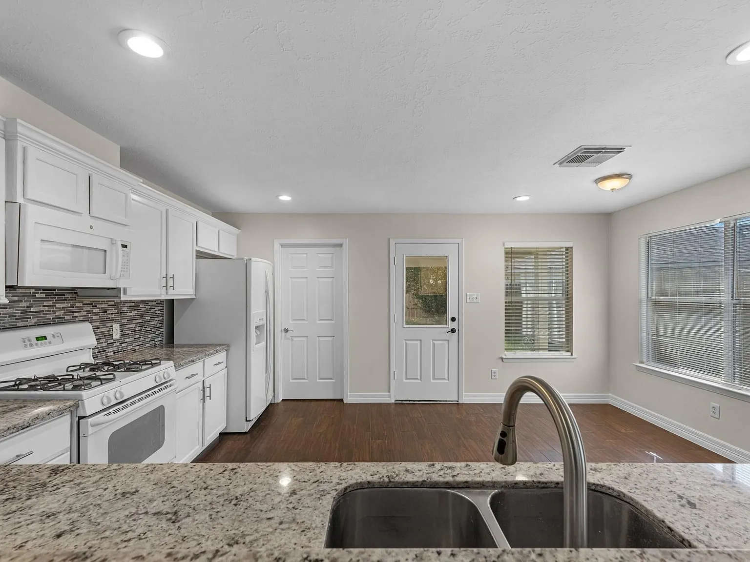 3 bed, 1475 sqft, $1,900 — Photo 4