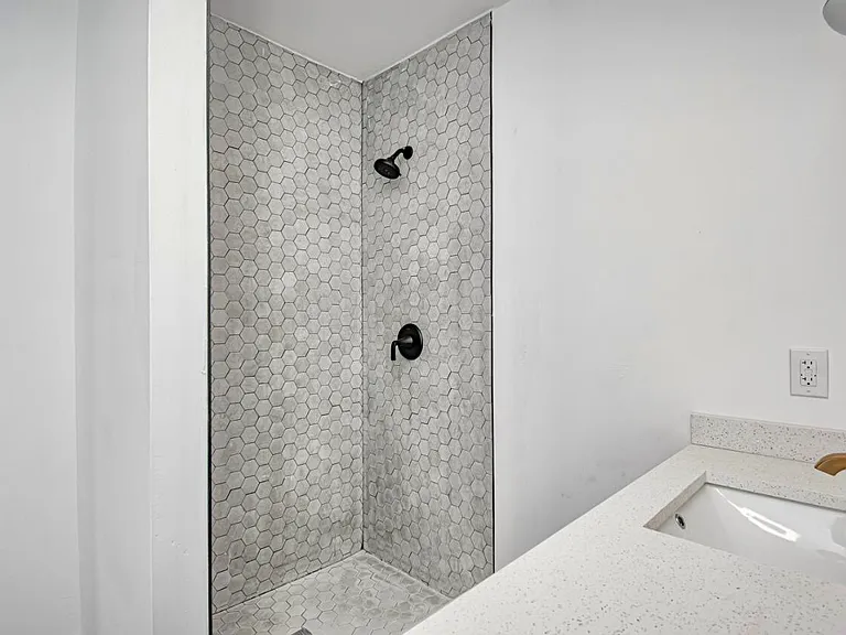 318 N E St — Photo 11
