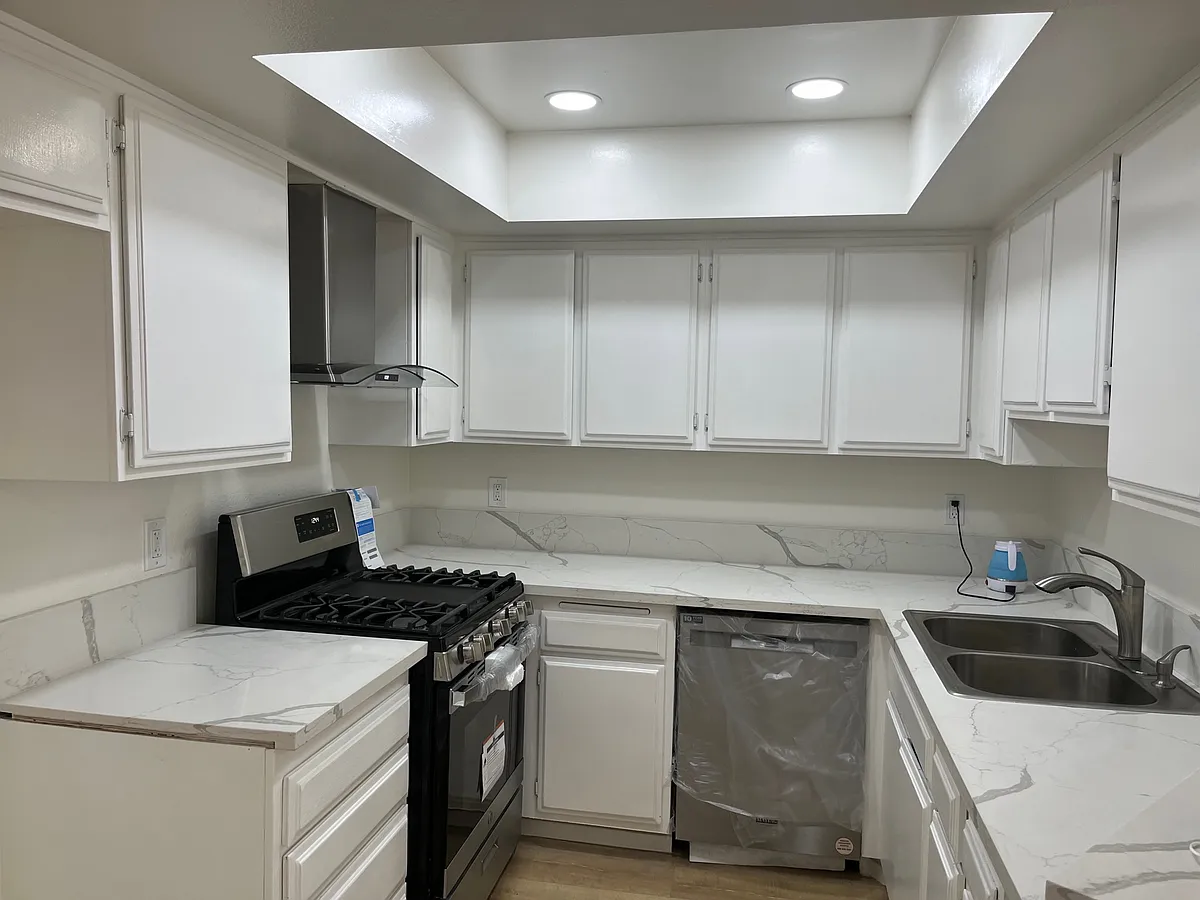 Building Photo - 14610 Erwin St #208