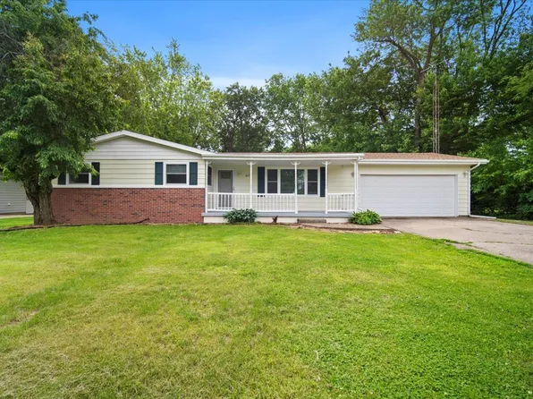 8491 Surrey Cir, Bloomington, IL 61705
