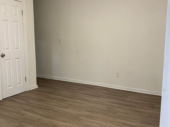 4th image of 560 Christopher St #B
