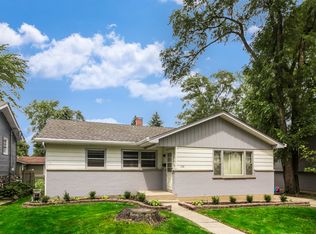 122 Woodlawn Dr, Mundelein, IL
