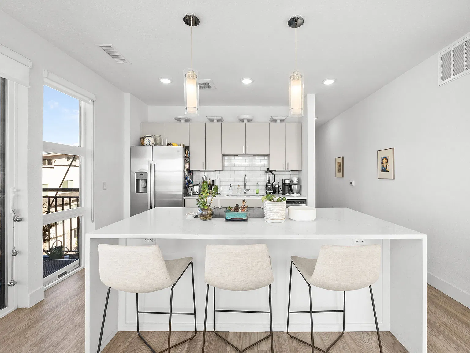 2 bed, 950 sqft, $2,200 — Photo 3