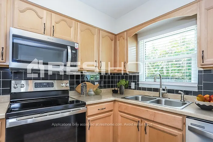 4 bed, 2.0 bath, 1369 sqft, $2,295 — Photo 3