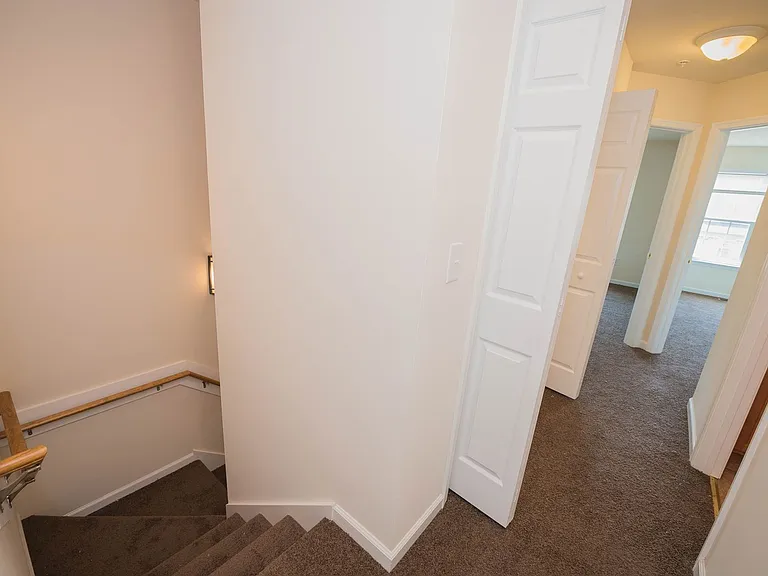 403 Parkview Ct — Photo 46