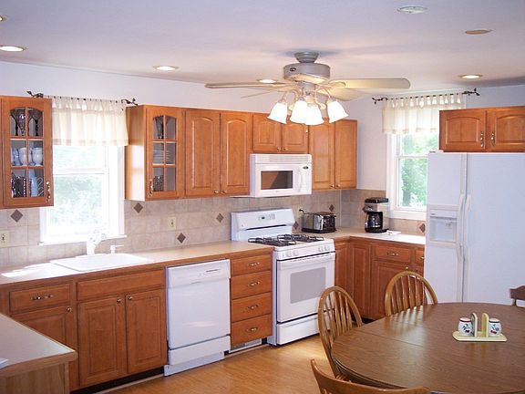 Eat-in-Kitchen