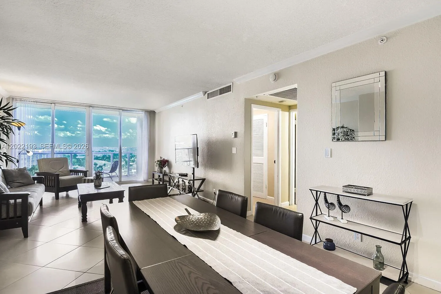 Wave Condo — Photo 1