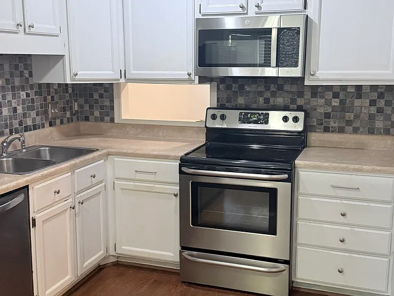 4605 Lawndale Dr — Photo 8