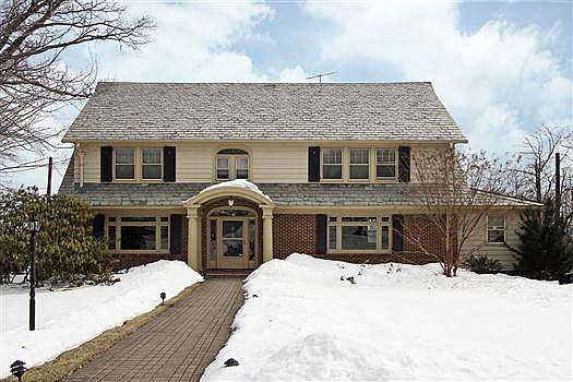 1st image of 46 Crest Dr